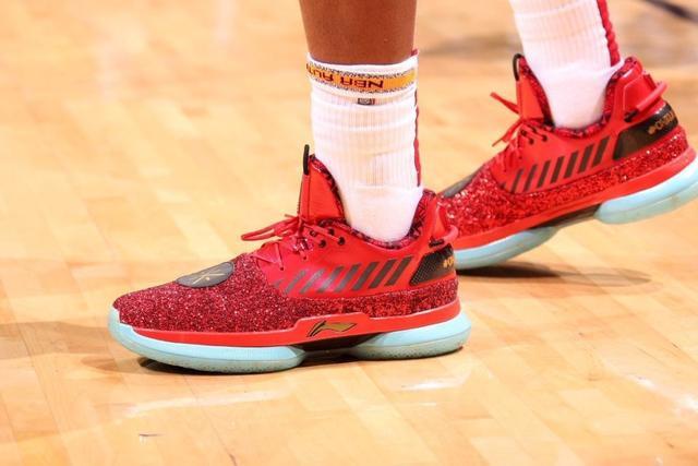 法尔14分14板7帽布莱克尼30分 肯帝亚不敌新疆